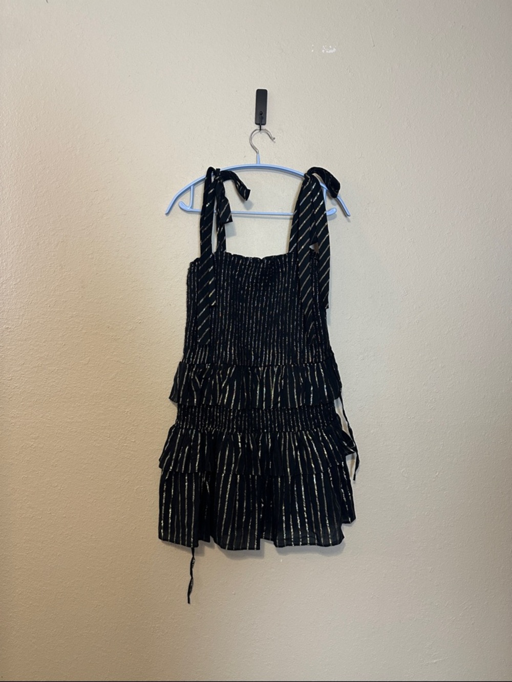 HOUSE‎ OF HARLOW 1960 Corrine Tiered Ruffle Mini Dress Tie Shoulder Back Gold